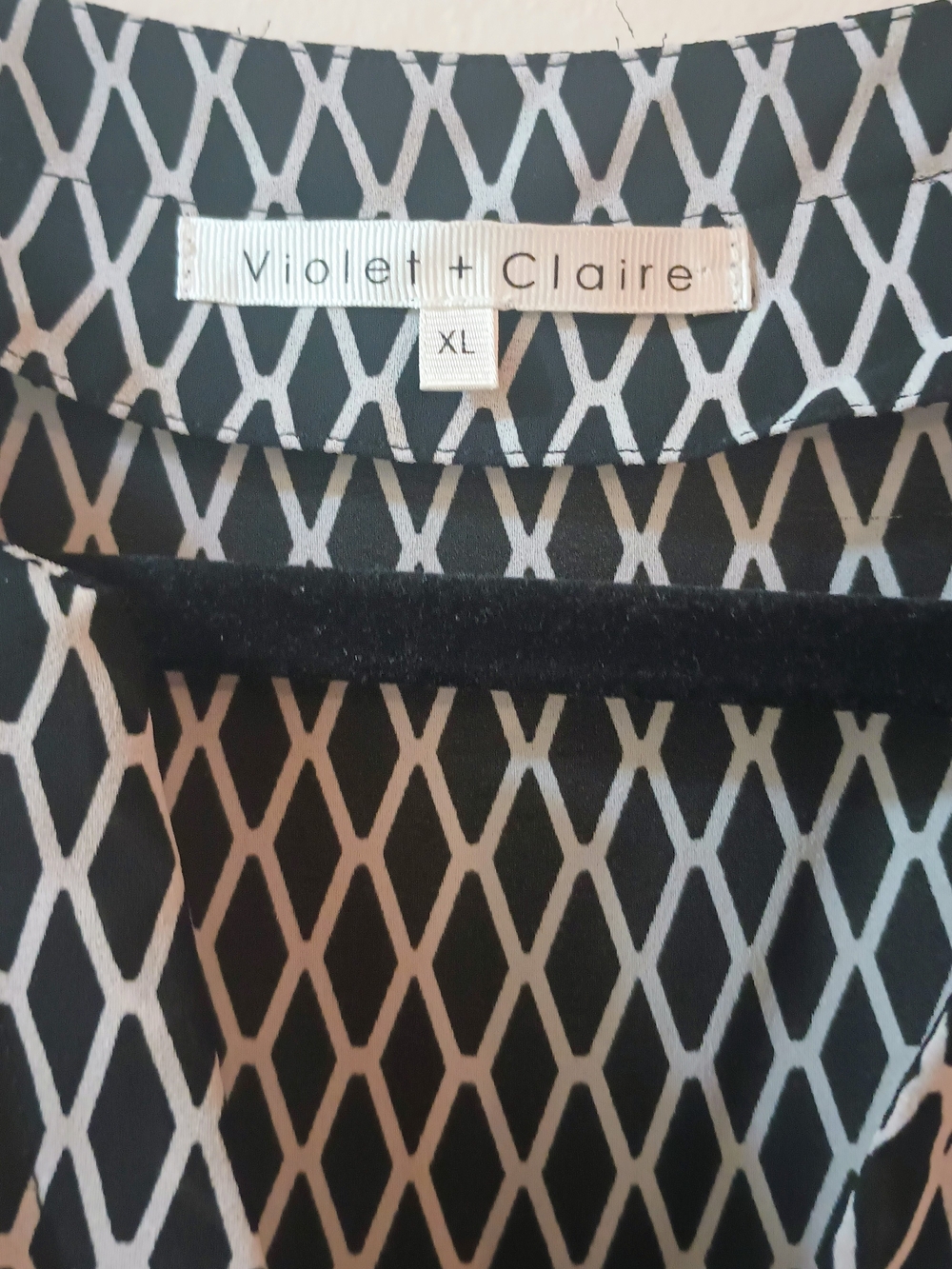 Violet & Claire Black and White Geometric Split-Neck Tunic Size XL - Picture 3 of 7
